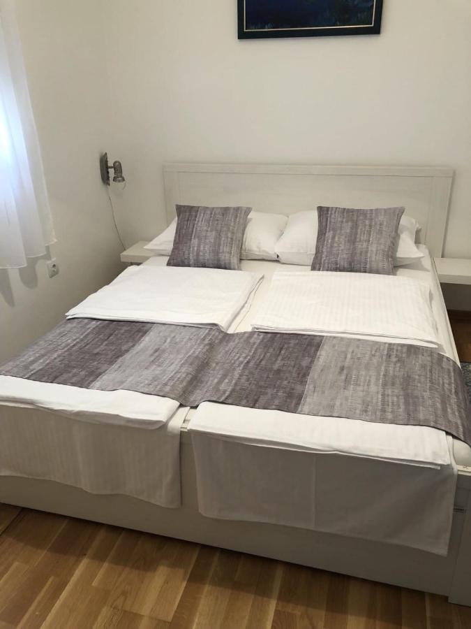 Apartmani Gavran Pirovac Exteriör bild